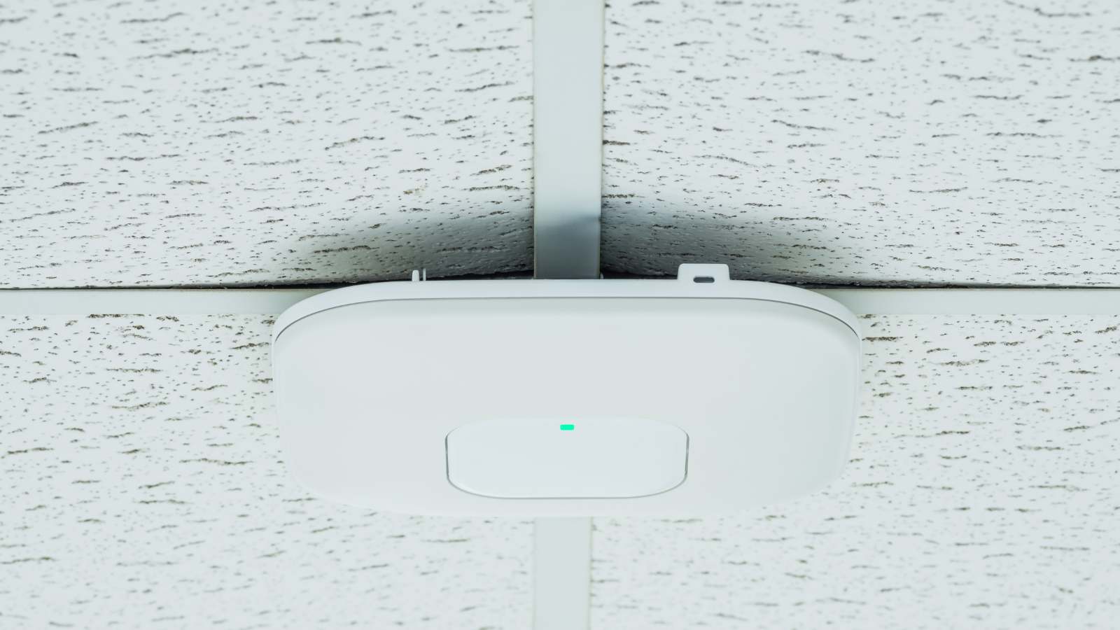 Access point WiFi empresarial instalado en cielo americano de oficina en Chile
