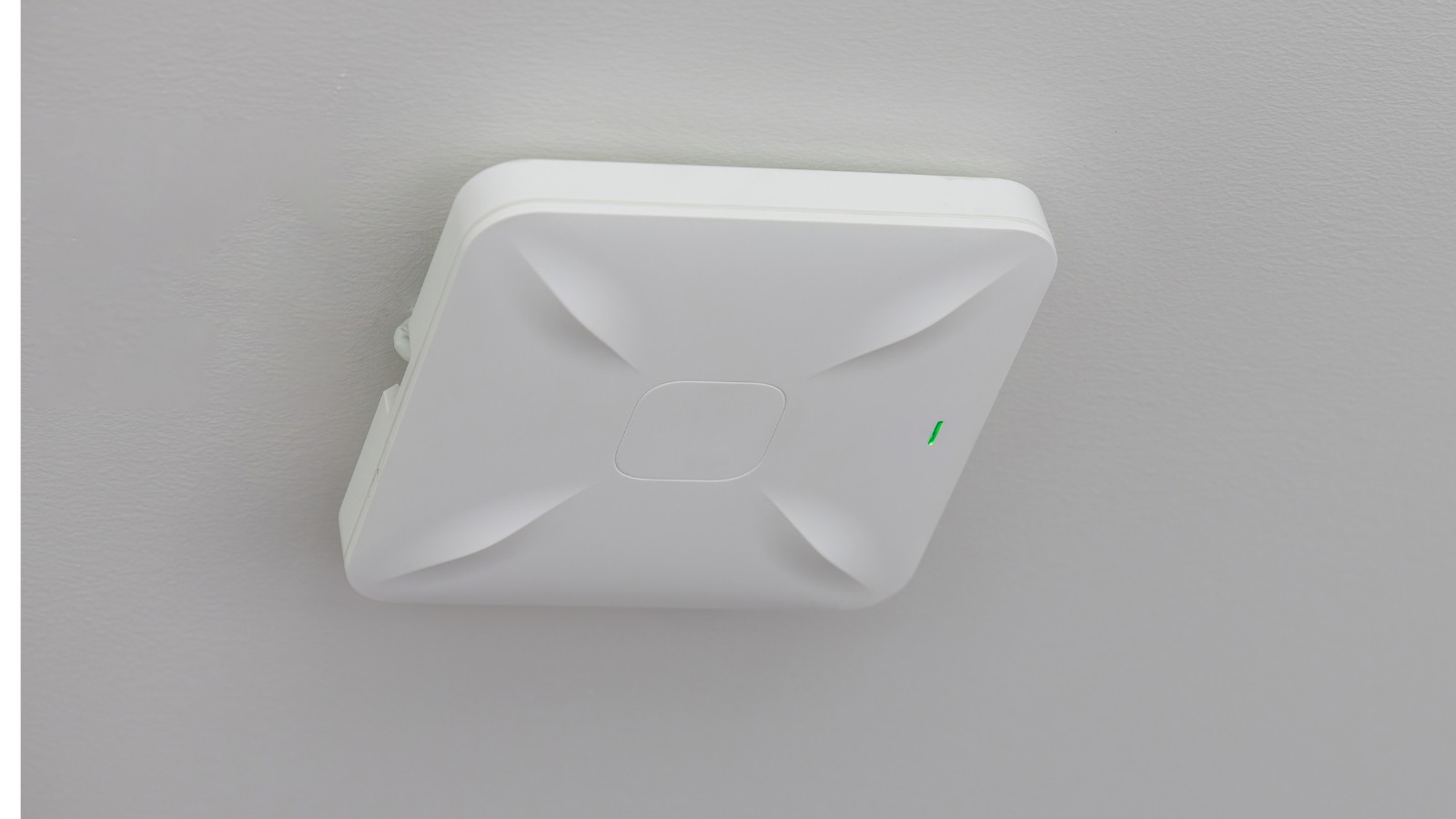 Access point WiFi montado en muro de oficina antes de la certificación de red