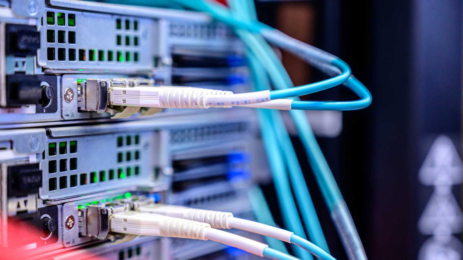 cables fibra optica servidor datacenter