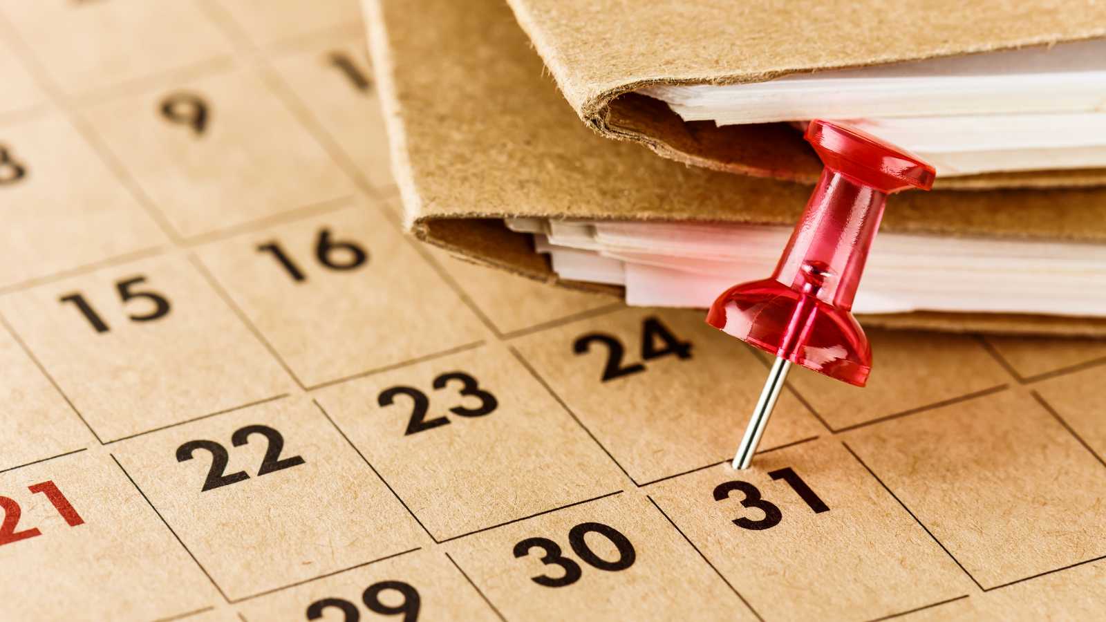 Calendario con fecha límite marcada para el cumplimiento de la Ley 21.719 en Chile
