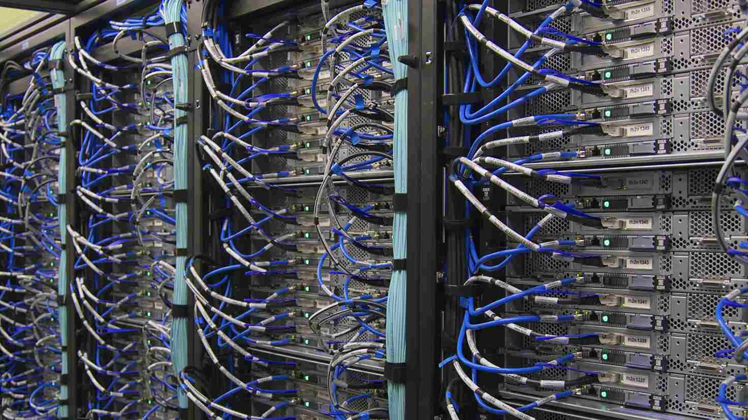 Rack de servidores con cableado de red en un centro de datos