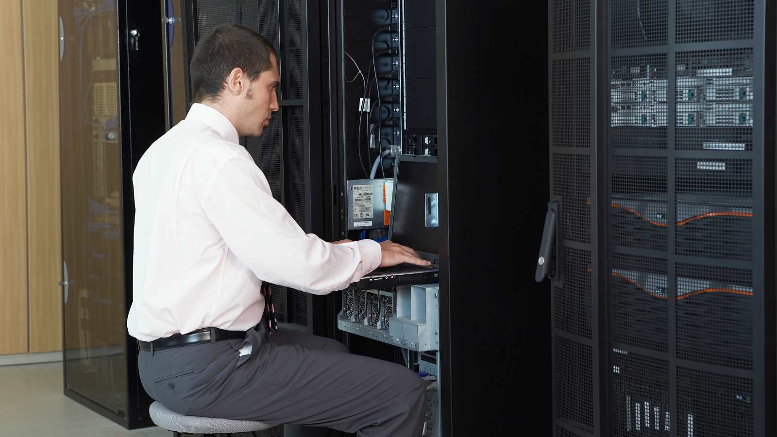 Técnico revisando servidores en rack dentro de una sala de datos