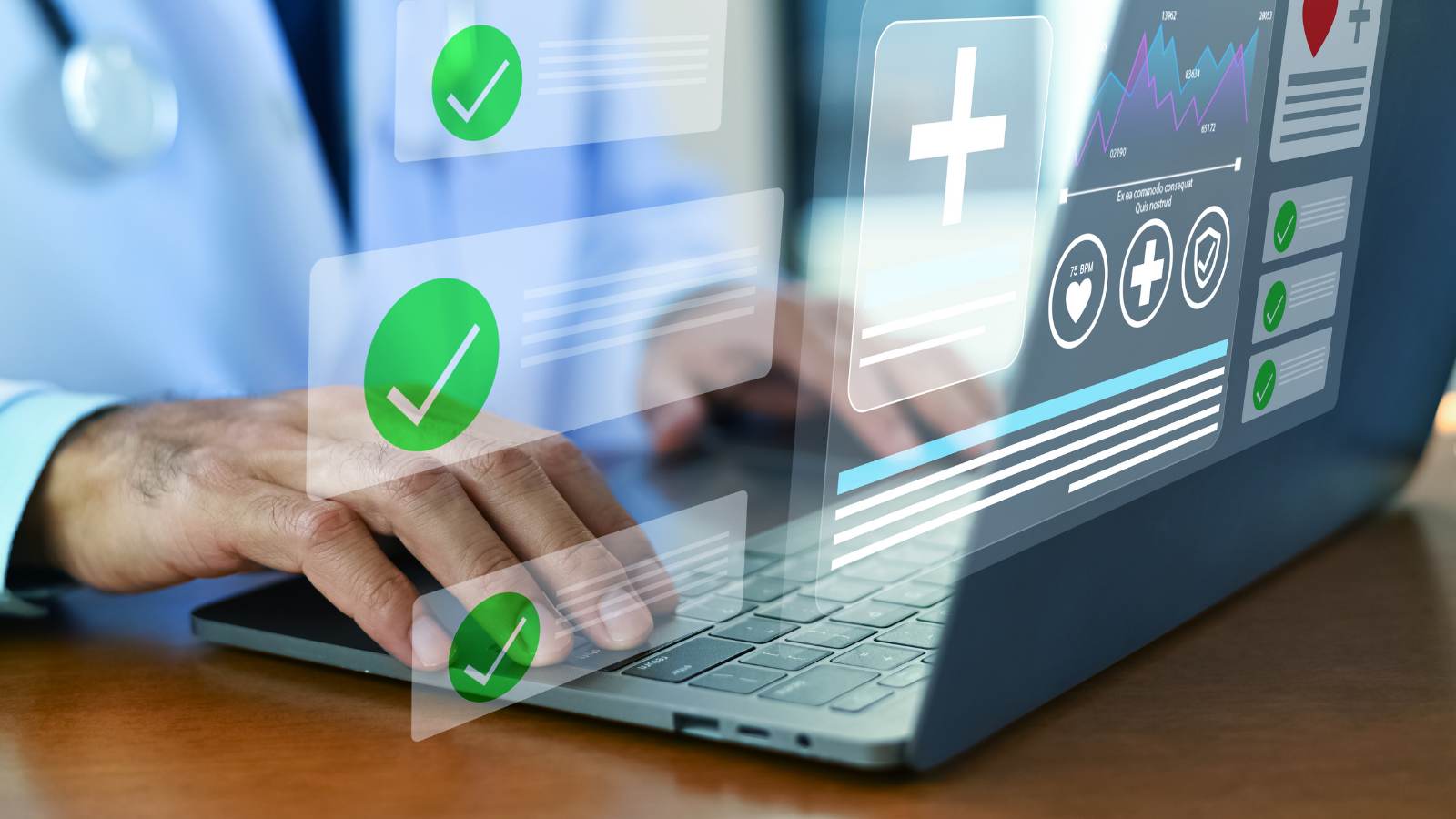 Médico en laptop con panel digital de checklist de cumplimiento normativo en salud