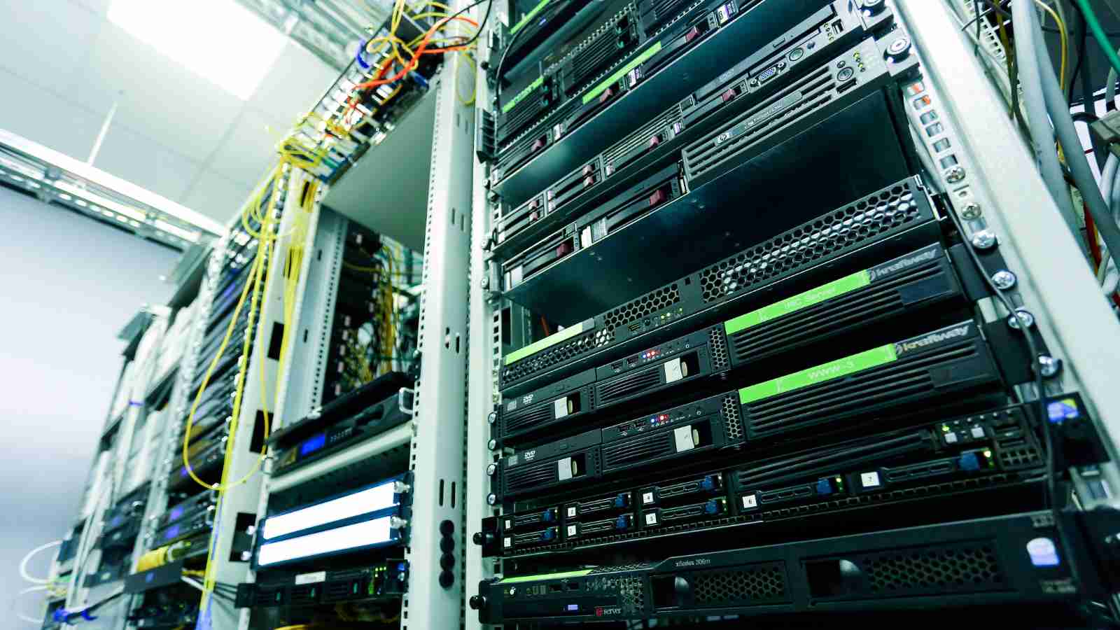 Rack de servidores y switches de red en un centro de datos empresarial