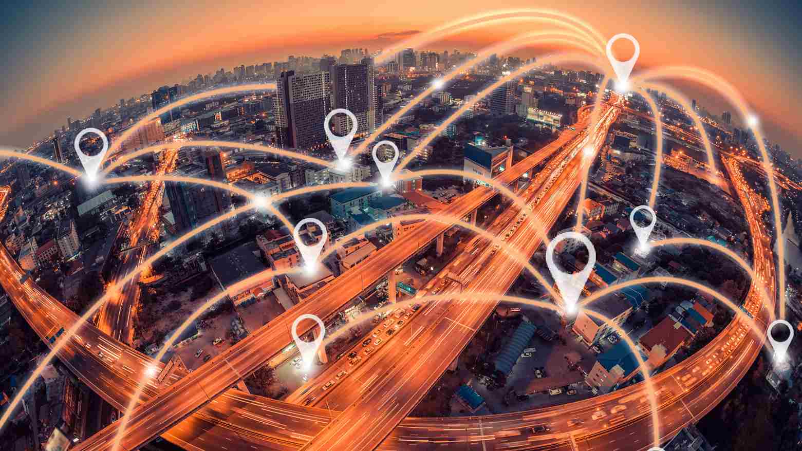 Mapa aéreo nocturno de una ciudad con líneas de conexión entre distintos puntos, representando una red multi-sede
