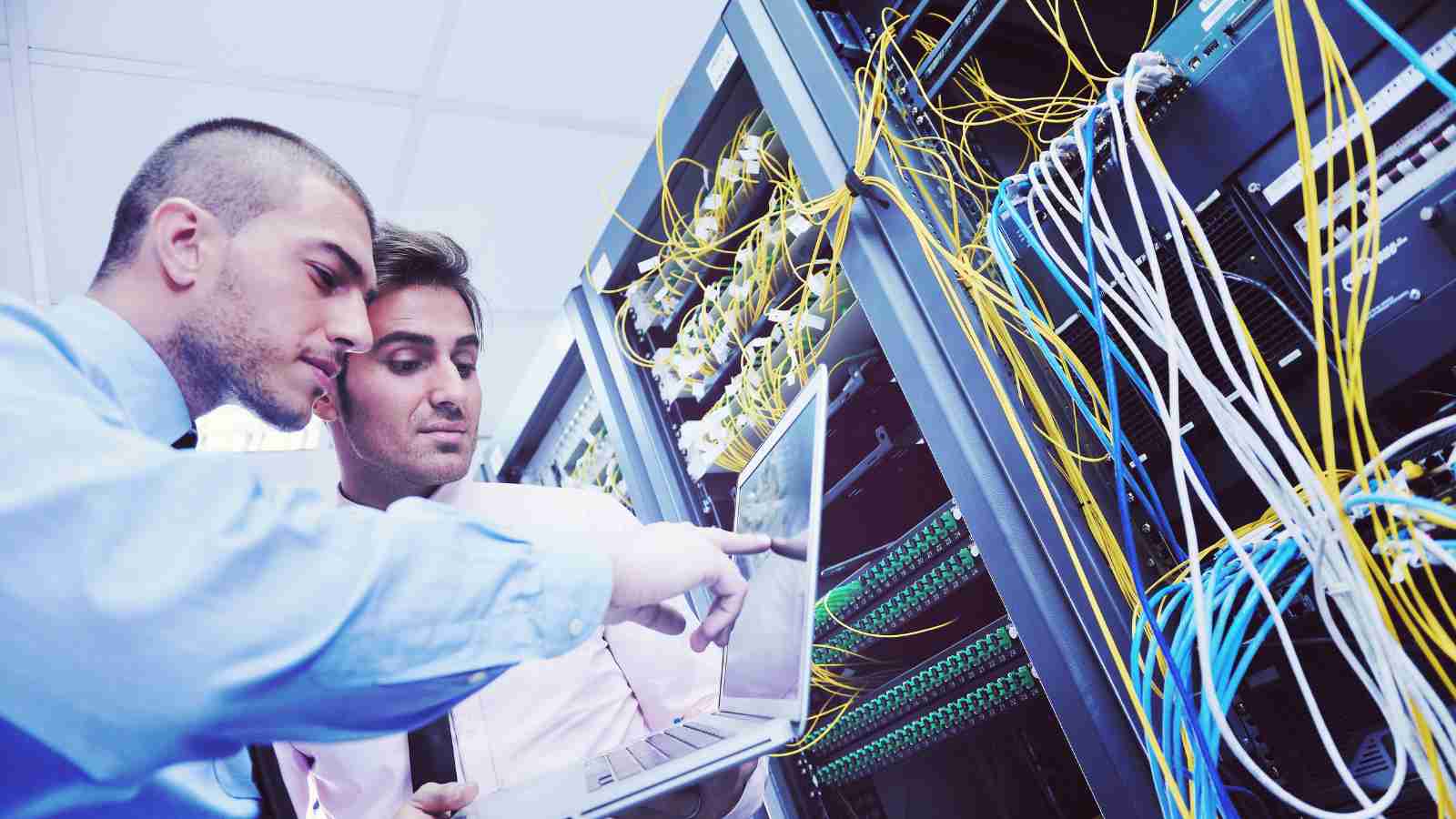 Equipo técnico revisando servidor durante transición de proveedor de Outsourcing TI