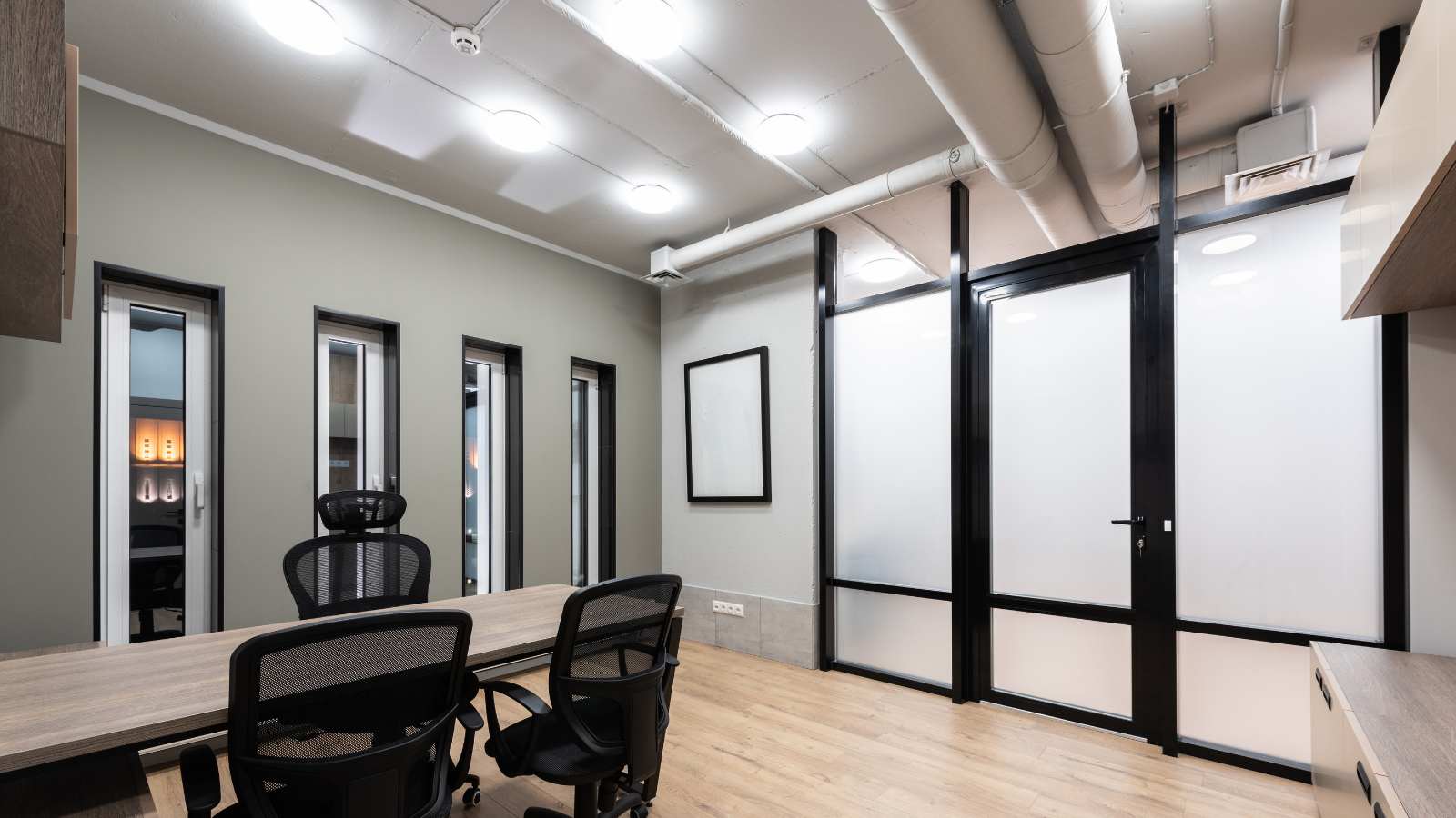 Sala de reuniones con paredes de vidrio esmerilado, zona típica de interferencia WiFi